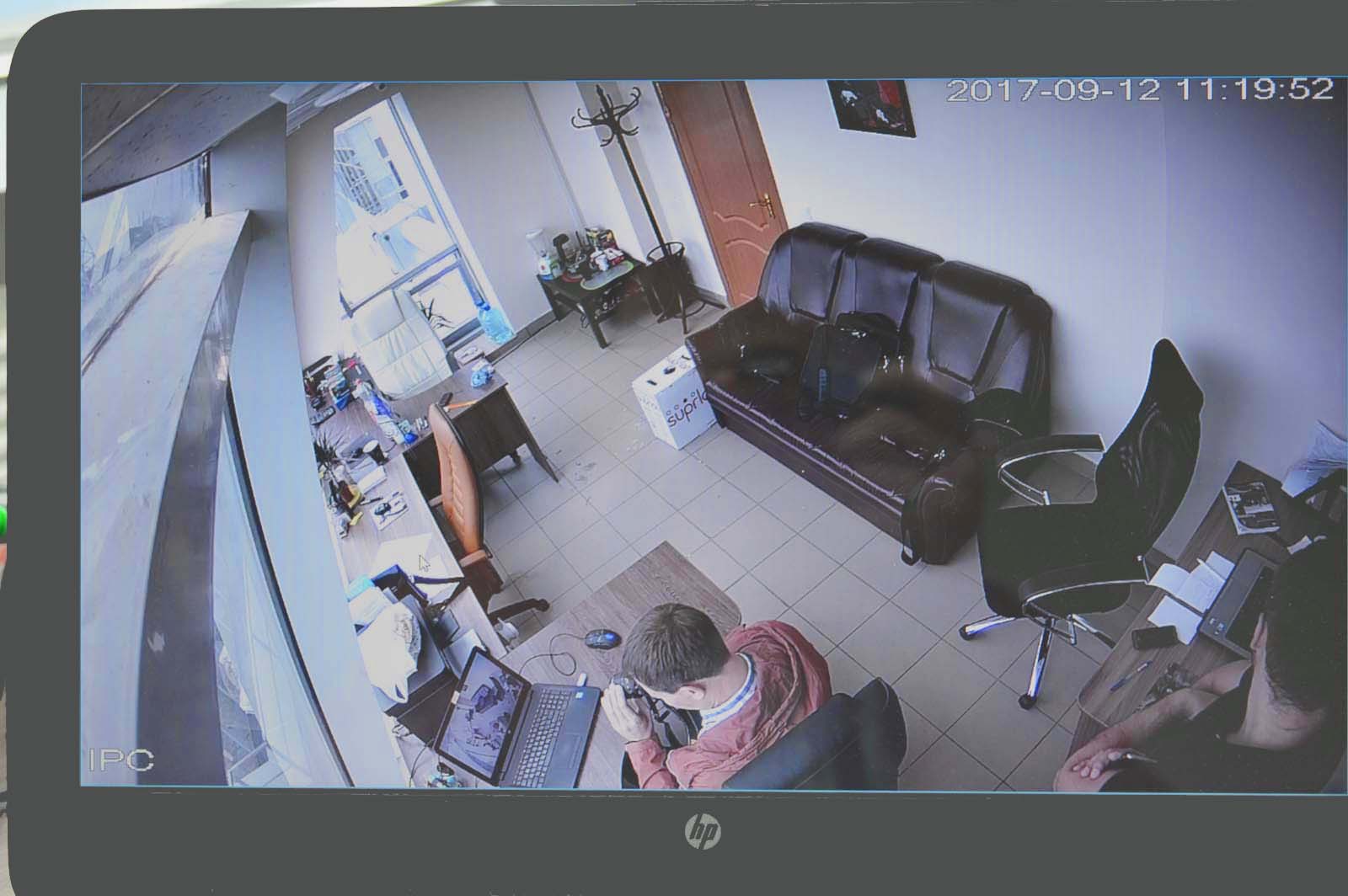 Камера видеонаблюдения в комнате